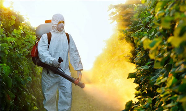 Protective clothing against phytopharmaceutical products